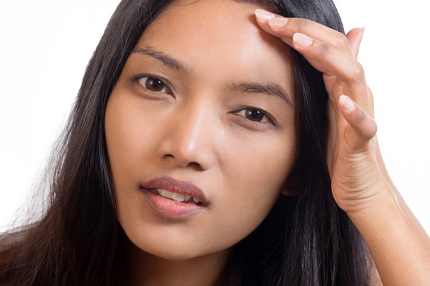 early-signs-and-pregnancy-symptoms_142399 woman worrying about spots