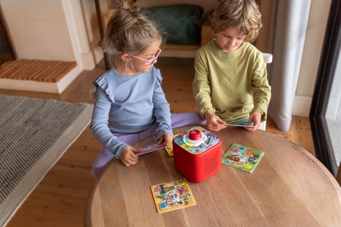 Two children playing with Tonieplay on the Toniebox 2