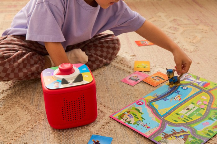 tonies pres games A child playing an interactive tonieplay game on a red toniebox 2